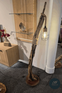 Lampe aus Schwemmholz mit Fuß aus Wacholderholz 160 cm